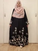 নিখুঁত এবং ঘন সূচিকর্মের কাজ করা গাউন