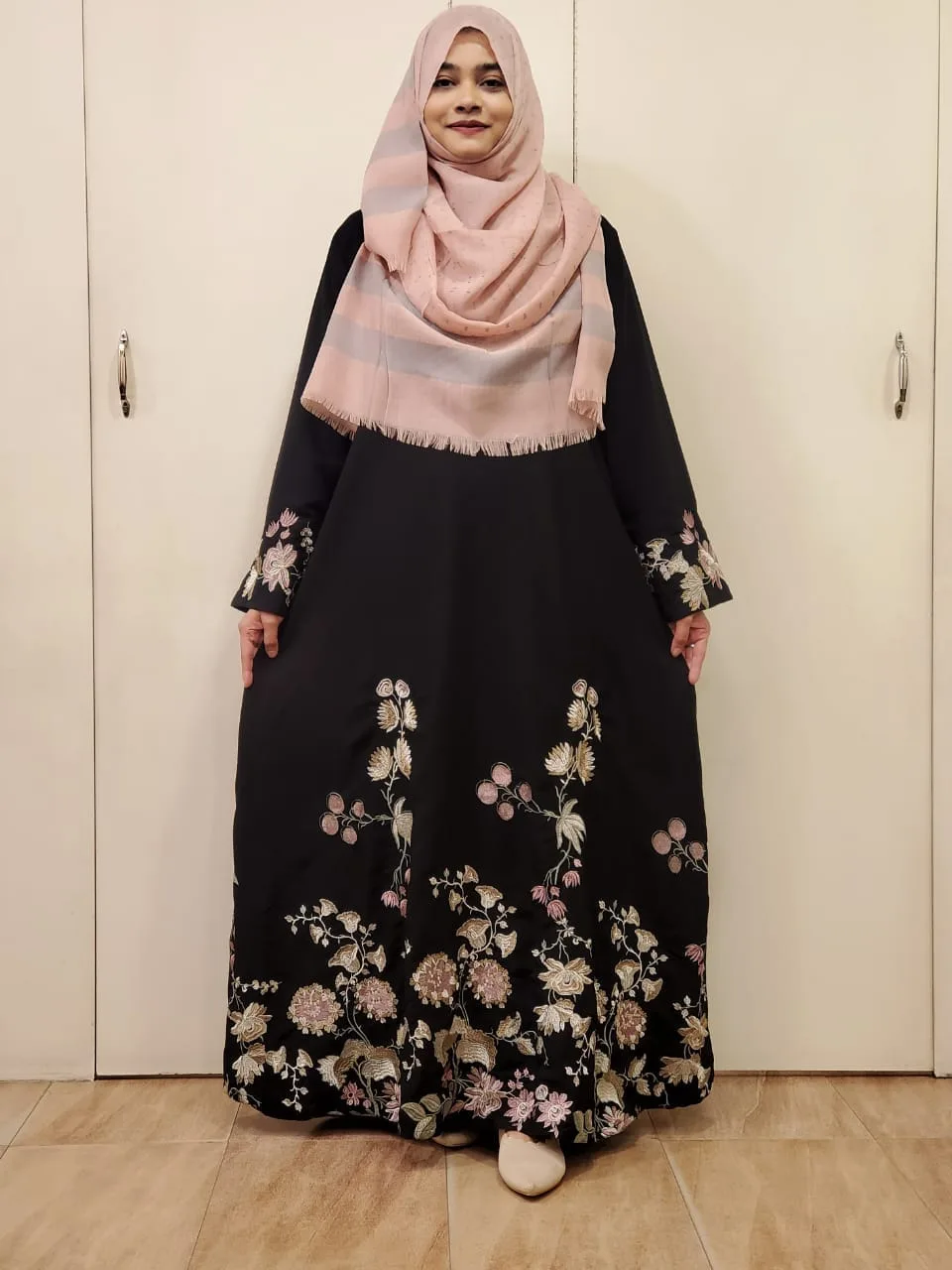 নিখুঁত এবং ঘন সূচিকর্মের কাজ করা গাউন - Image 1