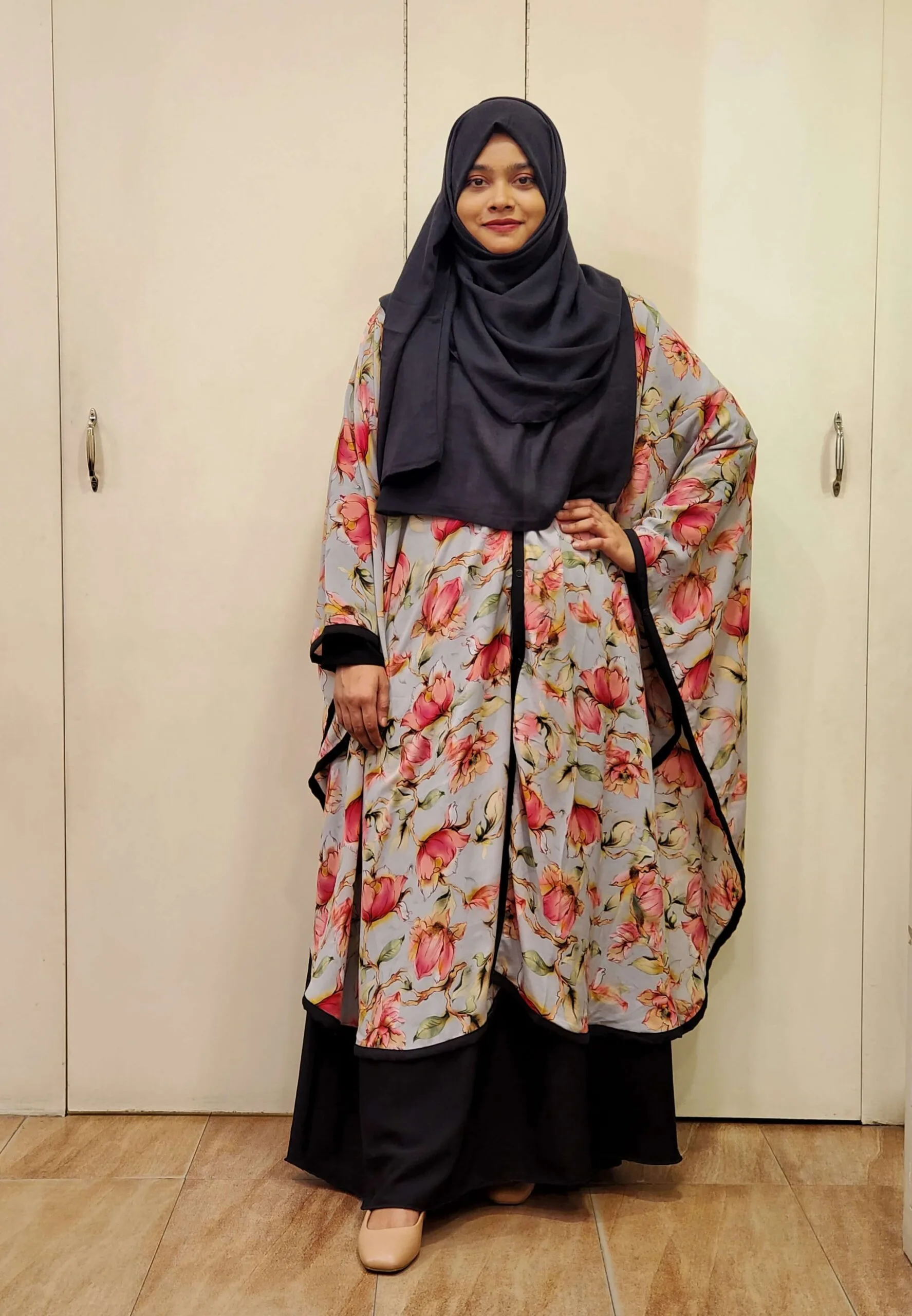 আবায়াটি নরম এবং আরামদায়ক রাজকীয় সিল্কের উপাদান দিয়ে তৈরি, যার পাশে পাইপেনের কাজ করা হয়েছে। - Image 1