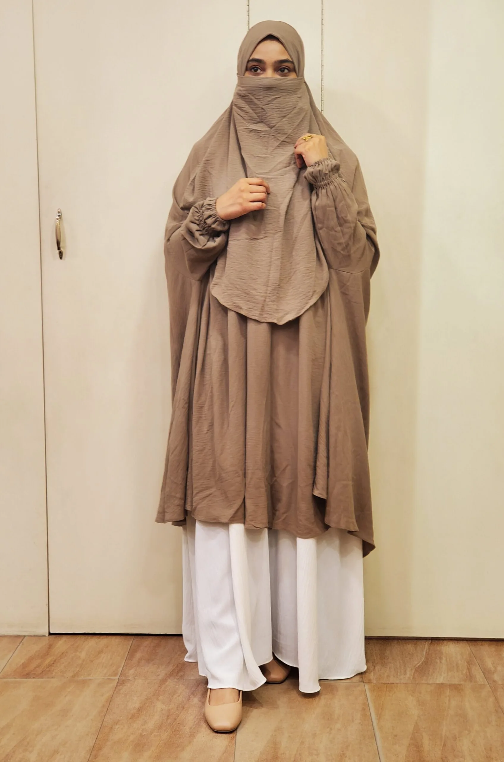 নিকাব সহ নন-ট্রান্সপারেন্ট ফ্রি সাইজ খিমার। ওমরাহ, হজ অথবা নিয়মিত পোশাকের জন্য উপযুক্ত। - Image 1