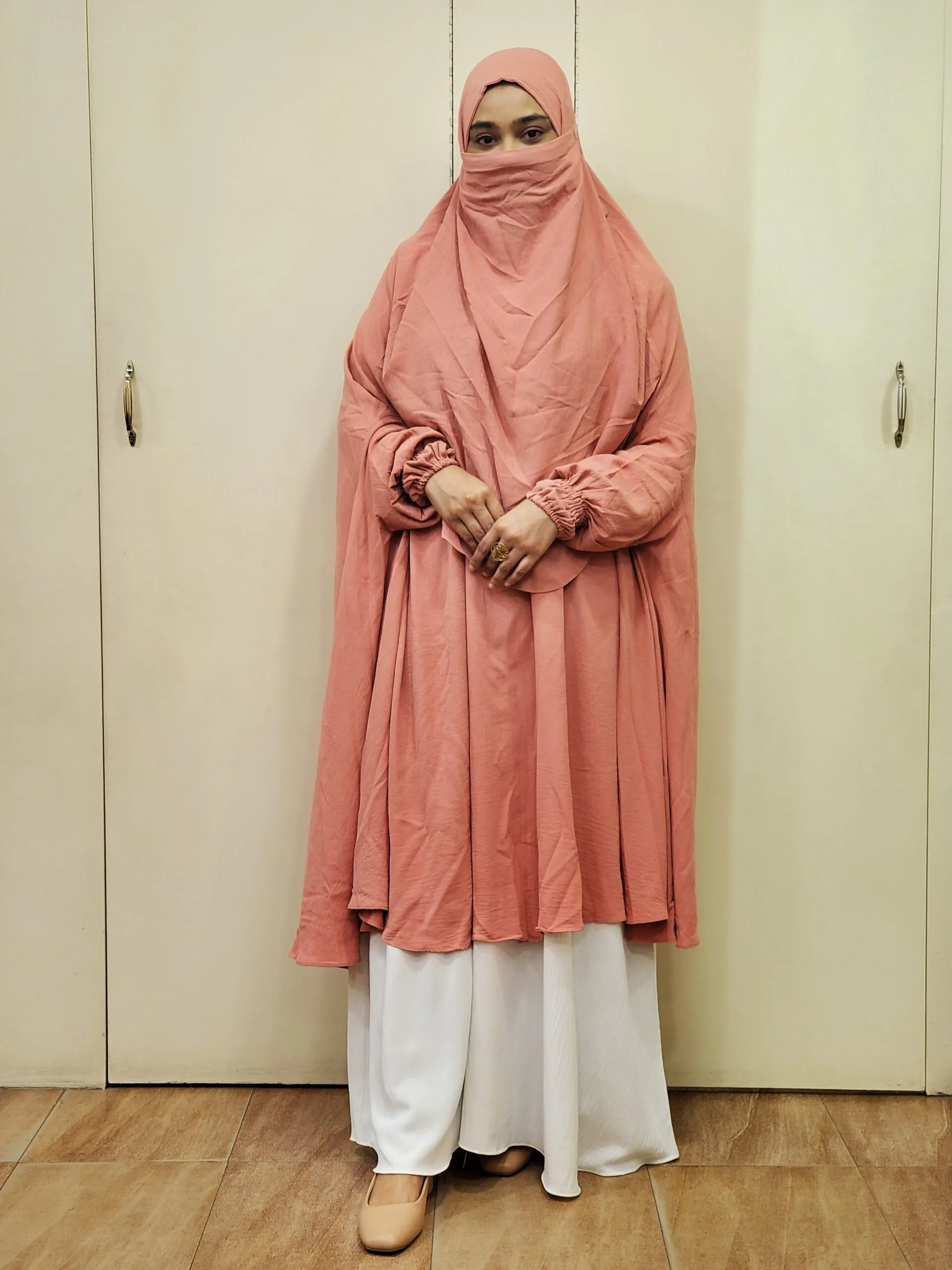 নিকাব সহ নন-ট্রান্সপারেন্ট ফ্রি সাইজ খিমার। ওমরাহ, হজ অথবা নিয়মিত পোশাকের জন্য উপযুক্ত। - Image 1