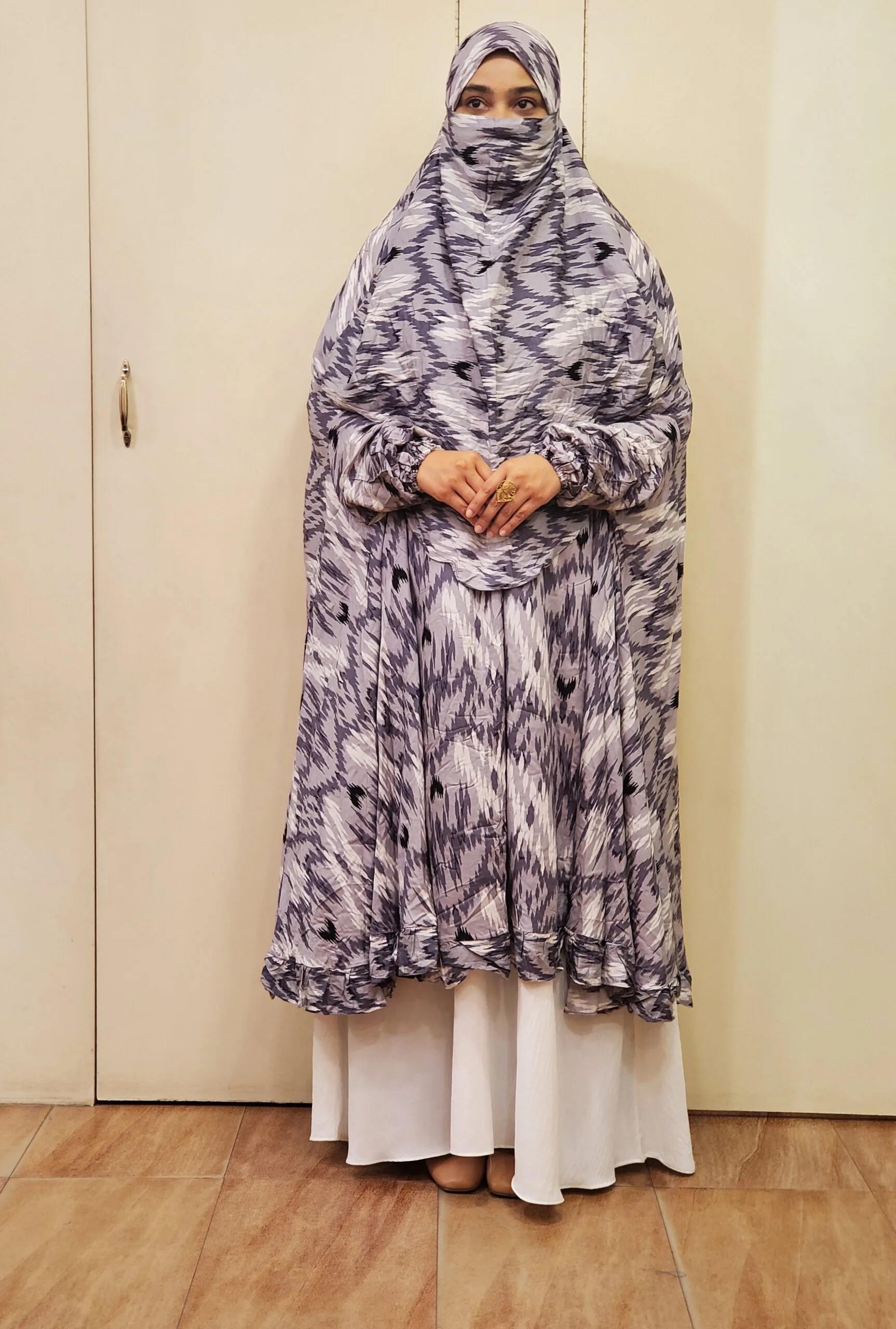 নিকাব সহ নন-ট্রান্সপারেন্ট ফ্রি সাইজ খিমার। ওমরাহ, হজ অথবা নিয়মিত পোশাকের জন্য উপযুক্ত। - Image 1