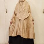 নরম, অস্বচ্ছ কোরিয়ান ক্রেপ উপাদান দিয়ে তৈরি। বিনামূল্যে আকার। নেকাব সংযুক্ত। হাতের ইলাস্টিক