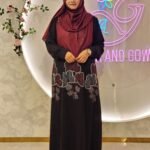 স্ক্রিনপ্রিন্টিং সহ একটি খুবই অস্বাভাবিক বোরখা। অস্বচ্ছ নরম দুবাই চেরি কাপড়ের গাউন