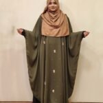 অসাধারণ কারচুপি কেপ। ফ্রি সাইজ। অস্বচ্ছ দুবাই চেরি উপাদান।