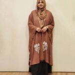 অসাধারণ সূচিকর্ম করা কেপ। অস্বচ্ছ দুবাই চেরি উপাদান। বিনামূল্যে আকার।