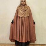 অসাধারণ সূচিকর্ম করা কেপ। অস্বচ্ছ দুবাই চেরি উপাদান। বিনামূল্যে আকার।