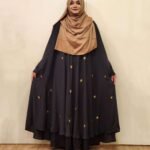 অসাধারণ সূচিকর্ম করা কেপ। অস্বচ্ছ দুবাই চেরি উপাদান। বিনামূল্যে আকার।