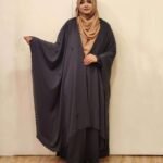 অসাধারণ সূচিকর্ম করা কেপ। অস্বচ্ছ দুবাই চেরি উপাদান। বিনামূল্যে আকার।