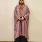 অসাধারণ সূচিকর্ম করা কেপ। অস্বচ্ছ দুবাই চেরি উপাদান। বিনামূল্যে আকার।