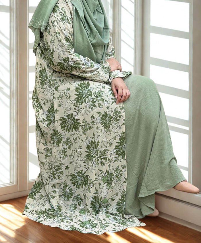 Printed embroidered kimono for women, made of soft, transparent georgette material.