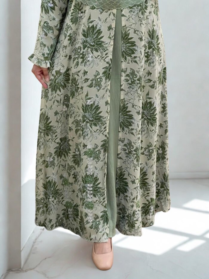 Printed embroidered kimono for women, made of soft, transparent georgette material.