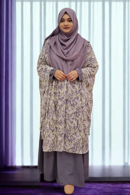 Elegant lightweight round cape in soft georgette, ideal for casual and formal wear.