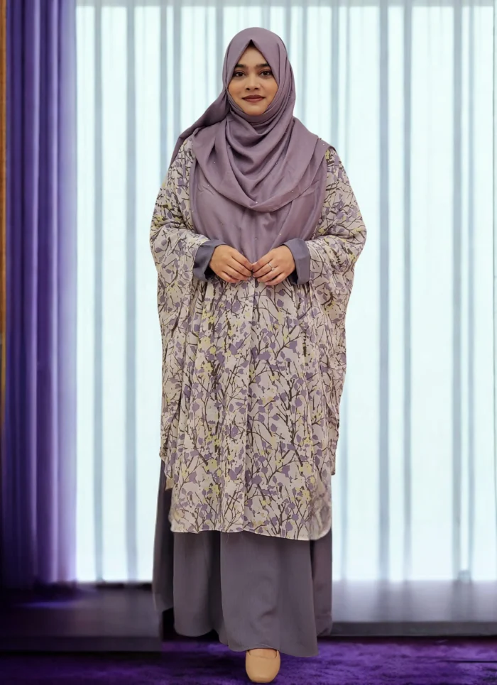 Elegant lightweight round cape in soft georgette, ideal for casual and formal wear.