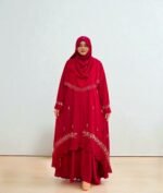 The combination of a maroon diamond georgette kimono, decorated with exquisite riggin and zardosi work, features a mermaid-style front cut, flaring sleeves, and stone embellishment.