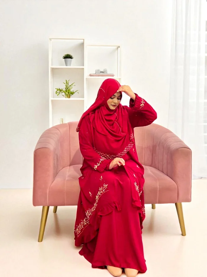 The combination of a maroon diamond georgette kimono, decorated with exquisite embroidery and zardousi work, features a mermaid-style front cut, flaring sleeves, and stone embellishment.