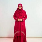 The combination of a maroon diamond georgette kimono, decorated with exquisite rigged and zardousi work, features a mermaid-style front cut, flaring sleeves, and stone embellishment.