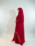 The combination of a maroon diamond georgette kimono, decorated with exquisite rigged and zardousi work, features a mermaid-style front cut, flaring sleeves, and stone embellishment.