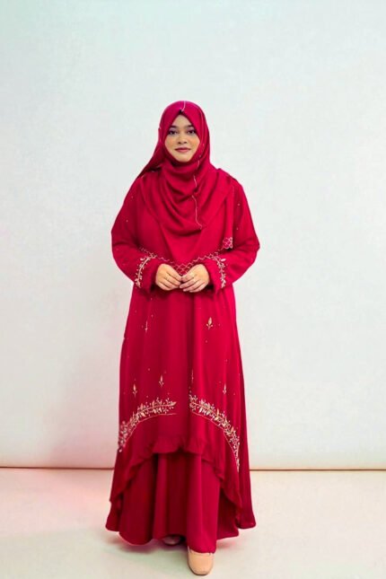 The combination of a maroon diamond georgette kimono, decorated with exquisite rigged and zardousi work, features a mermaid-style front cut, flaring sleeves, and stone embellishment.