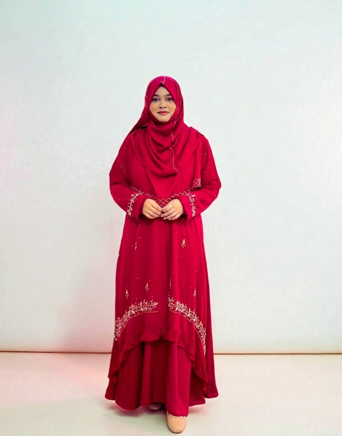 The combination of a maroon diamond georgette kimono, decorated with exquisite rigged and zardousi work, features a mermaid-style front cut, flaring sleeves, and stone embellishment.
