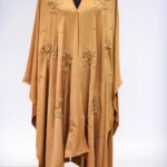 অ-স্বচ্ছ দুবাই চেরি উপাদান দিয়ে তৈরি ফ্রি সাইজের কারচুপি কেপ। সাইড প্রোফাইল খোলা।