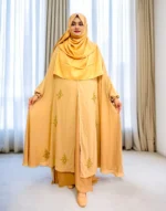 কারচুপির কাজের ফিউশন কেপ। অস্বচ্ছ হীরার জর্জেট উপাদানে তৈরি।