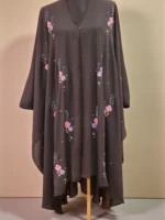 অসাধারণ কারচুপি কেপ। ফ্রি সাইজের অ-স্বচ্ছ দুবাই চেরি উপাদান দিয়ে তৈরি।