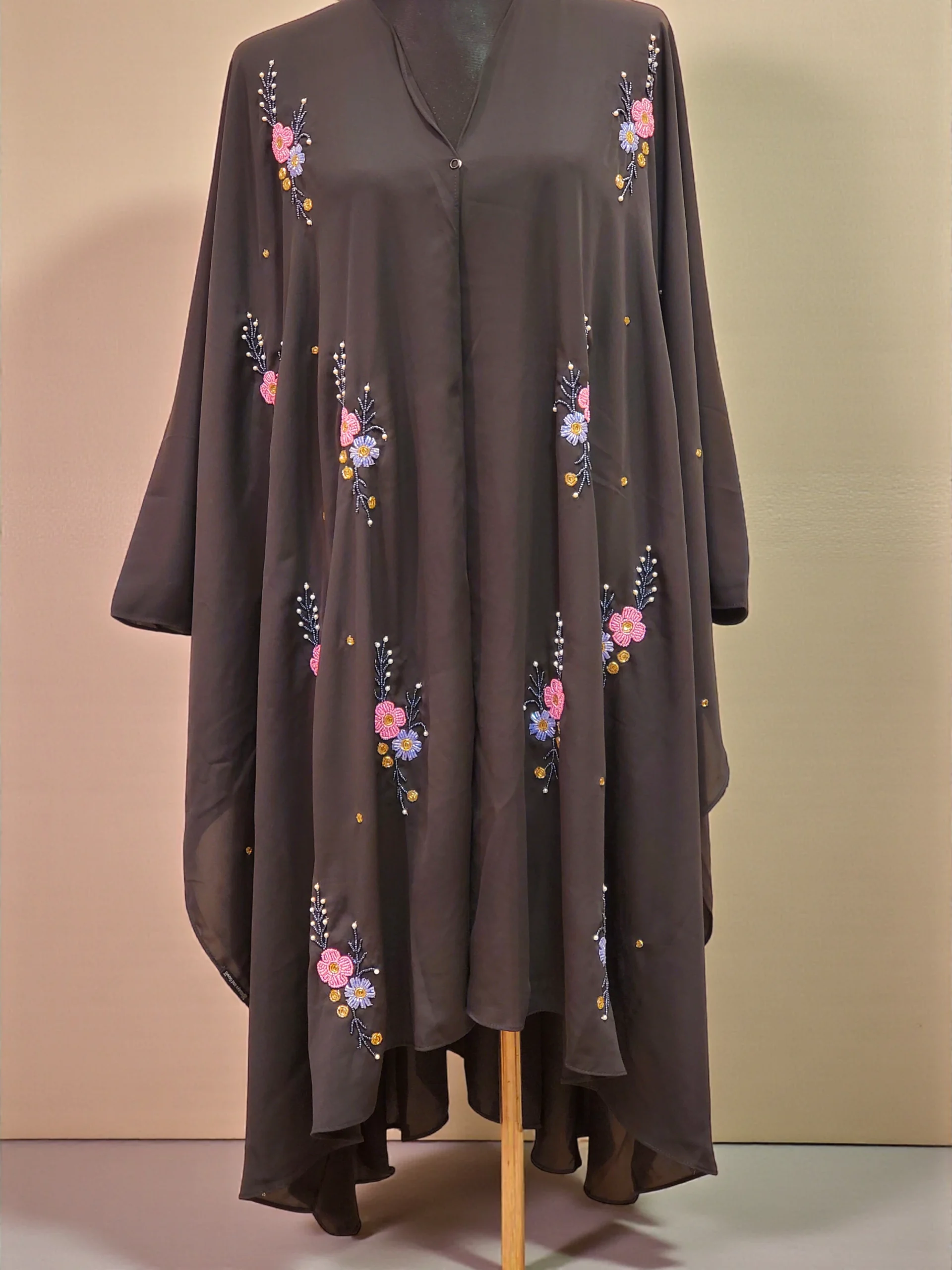 AMC 1451 অসাধারণ কারচুপি কেপ। ফ্রি সাইজের অ-স্বচ্ছ দুবাই চেরি উপাদান দিয়ে তৈরি। - Image 1