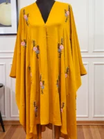 কারচুপির অসাধারণ কেপ। দুবাই চেরি রঙের মুক্ত আকারের অ-স্বচ্ছ উপাদান দিয়ে তৈরি। - Image 2