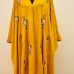 কারচুপির অসাধারণ কেপ। দুবাই চেরি রঙের মুক্ত আকারের অ-স্বচ্ছ উপাদান দিয়ে তৈরি।