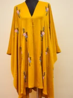 কারচুপির অসাধারণ কেপ। দুবাই চেরি রঙের মুক্ত আকারের অ-স্বচ্ছ উপাদান দিয়ে তৈরি।