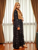 অস্বচ্ছ নরম গ্রীষ্মকালীন কিমোনো। BMW উপাদান দিয়ে তৈরি, সামনে বোতাম।