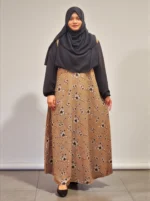 প্রিন্টেড ওয়ান-পার্ট গাউন। অস্বচ্ছ নরম অ্যালেক্স কাপড় দিয়ে তৈরি।