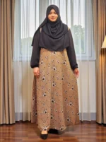 প্রিন্টেড ওয়ান-পার্ট গাউন। অস্বচ্ছ নরম অ্যালেক্স কাপড় দিয়ে তৈরি। - Image 2