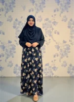 প্রিন্টেড ওয়ান-পার্ট গাউন। অস্বচ্ছ নরম অ্যালেক্স উপাদান দিয়ে তৈরি