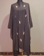 ফ্রি সাইজ কেপ। দুবাই চেরি জর্জেট উপাদান দিয়ে তৈরি, নিখুঁত পাথরের কাজ সহ। - Image 3