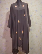 ফ্রি সাইজ কেপ। দুবাই চেরি জর্জেট উপাদান দিয়ে তৈরি, নিখুঁত পাথরের কাজ সহ। - Image 2