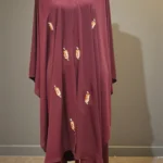 ফ্রি সাইজের কেপ। নিখুঁত পাথরের কাজ সহ অস্বচ্ছ দুবাই চেরি জর্জেট উপাদান।