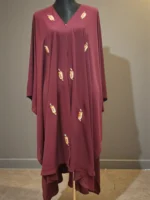 ফ্রি সাইজের কেপ। নিখুঁত পাথরের কাজ সহ অস্বচ্ছ দুবাই চেরি জর্জেট উপাদান।