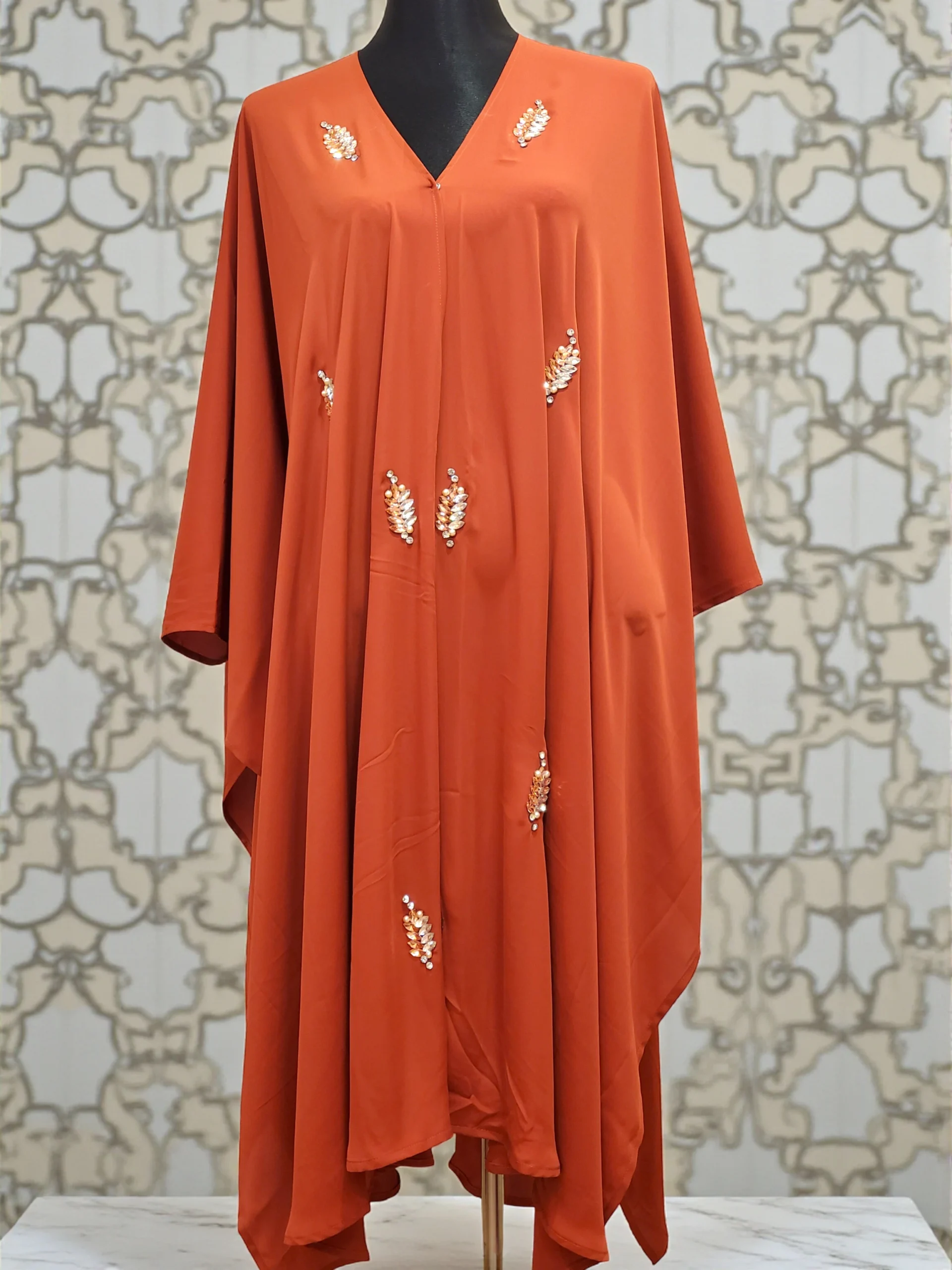 AMC 1496 এক রঙের নরম, অ-স্বচ্ছ দুবাই চেরি জর্জেট উপাদানের উপর পাথরের কাজ করা কেপ - Image 1