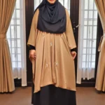 নরম, অ-স্বচ্ছ দুবাই চেরি জর্জেট কাপড় দিয়ে তৈরি পাথরের কাজের কেপ