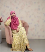 প্রিন্টেড ডাবল পার্ট গাউন। এক কাটে তৈরি। এর নীচে একটি লম্বা ফ্রিল এবং একটি স্লিট রয়েছে। - Image 3