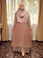 ওয়েডিং কারচুপি গাউন ম্যাচিং চেরি জর্জেট ইনারের ওপর এক কালার ডায়মন্ড জর্জেট ম্যাটেরিয়াল দিয়ে ডিজাইন করা হয়েছে। - Image 2