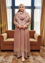 ওয়েডিং কারচুপি গাউন ম্যাচিং চেরি জর্জেট ইনারের ওপর এক কালার ডায়মন্ড জর্জেট ম্যাটেরিয়াল দিয়ে ডিজাইন করা হয়েছে। - Image 3