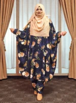 কেপ জুড়ে রয়েছে নিখুঁতভাবে করা কারচুপি ও হাতে করা সূক্ষ্ম ডিটেইলিং, যা আপনার লুকে যোগ করবে আকর্ষণীয় ফিনিশ।