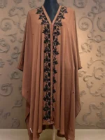 গর্জিয়াস কারচুপি কেপ: আভিজাত্য এবং রুচির অপূর্ব সমন্বয়।